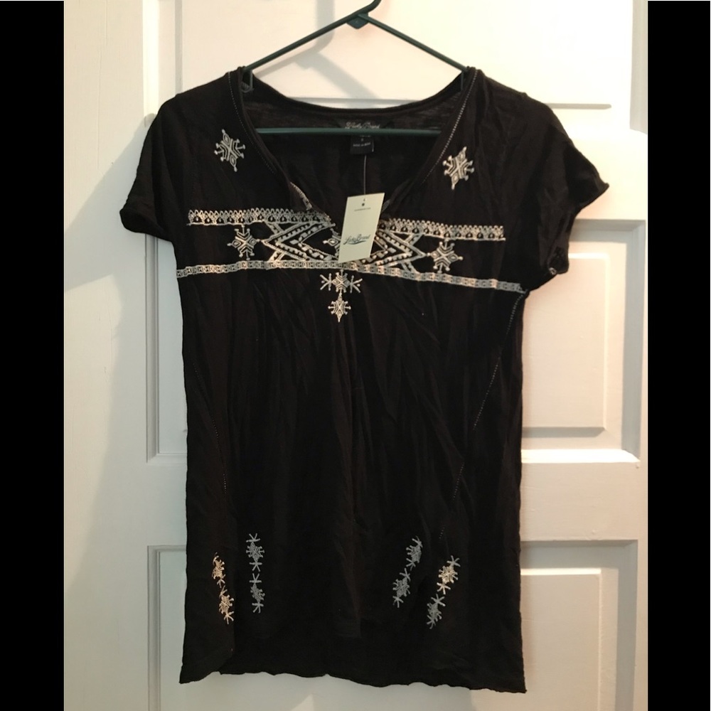 Black and white crew-neck shirt